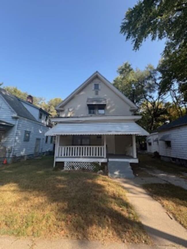 Building Photo - 1031 E Behrends Ave