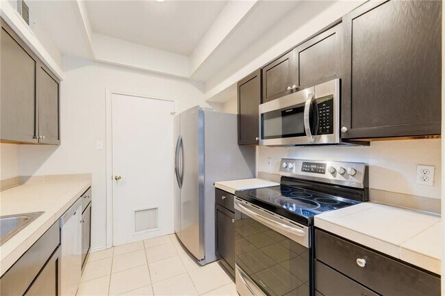 Foto del edificio - 4711 Spicewood Springs Rd