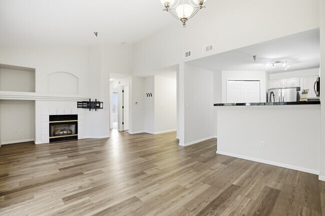 Foto del edificio - Updated Two Bedroom Condo in Great Location - Community Pool