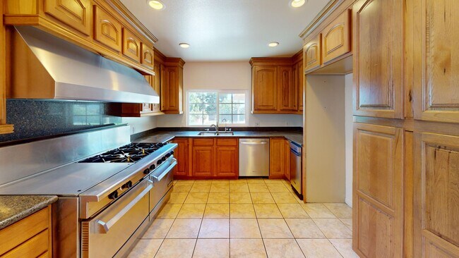 Foto del edificio - Single Story 4/2 Sprawling Estate w/ RV Pa...