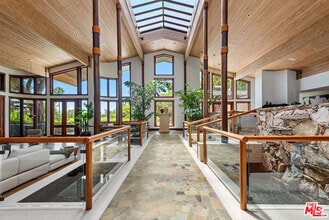 Building Photo - 1160 Shadow Hill Way
