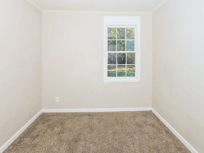 Building Photo - 211 Meadowdale Dr