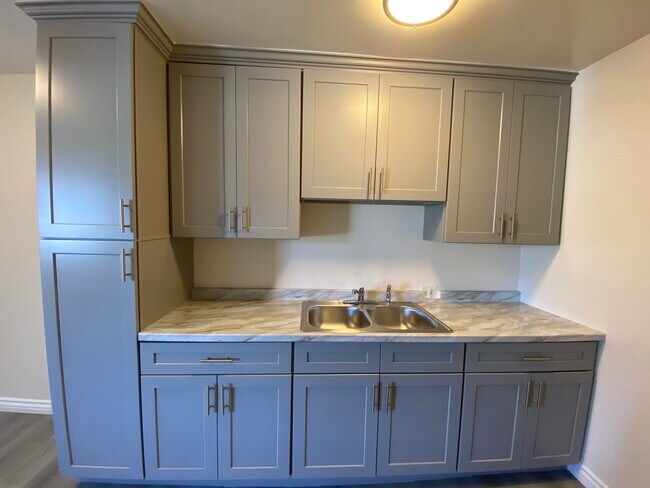 Kitchen - 2024 N Commonwealth Ave