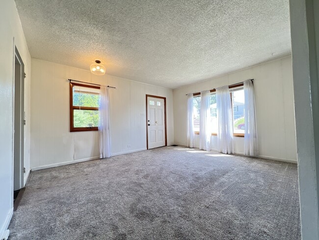 Building Photo - 2027 Ogilby Rd