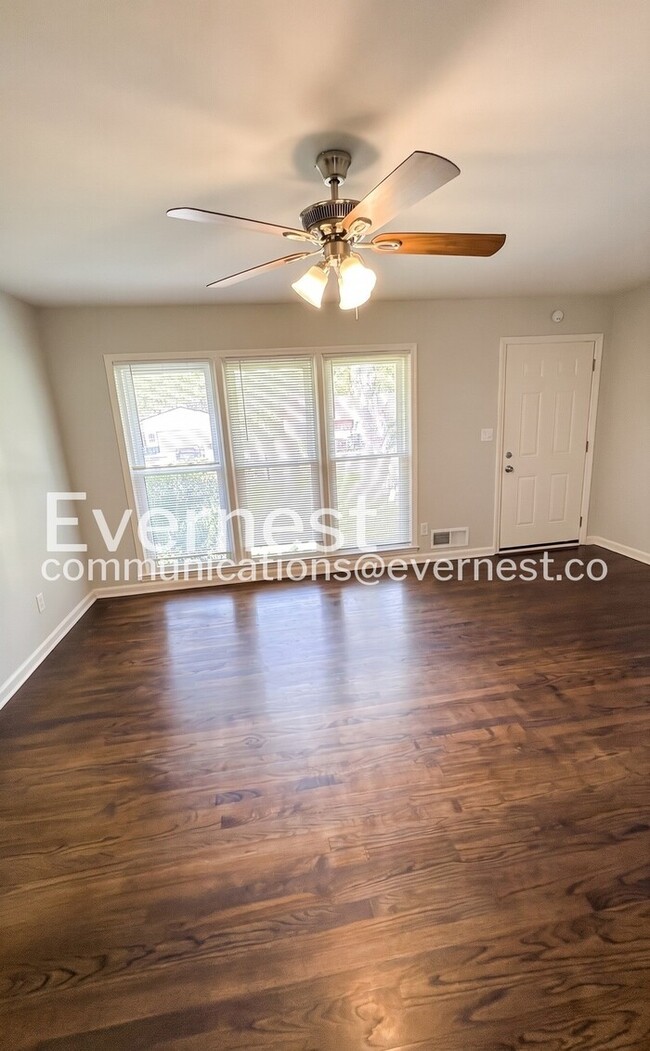 Foto del edificio - 735 Hillcrest Dr