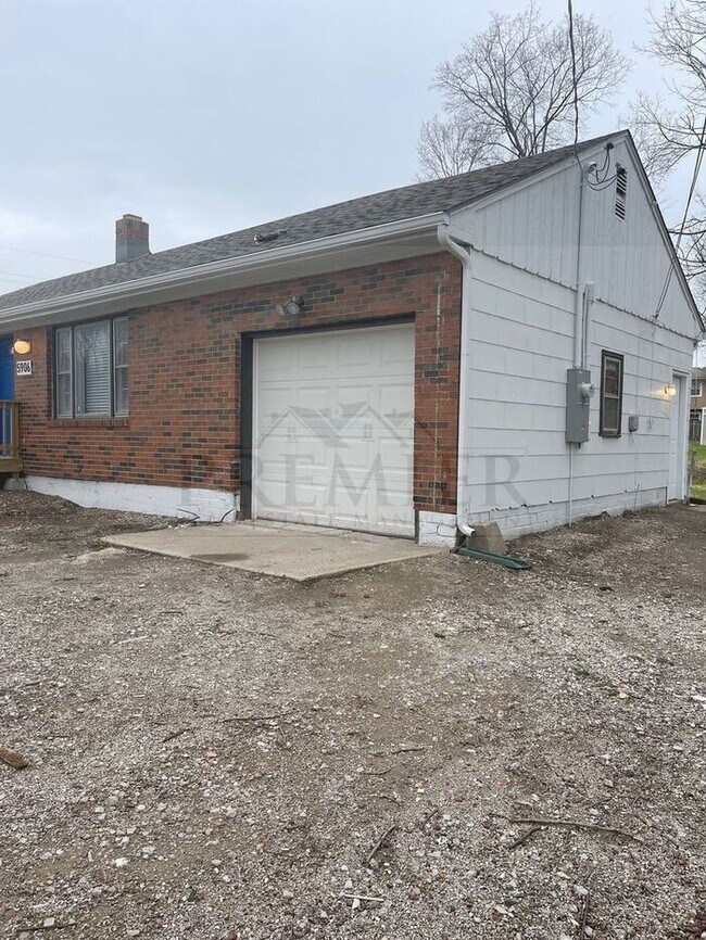 Building Photo - 2 bed / 1 bath house - 5906 E 141st Grandv...