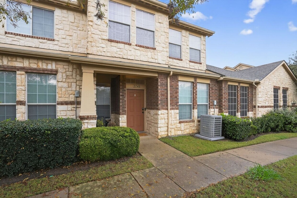 Foto principal - Charming 3BR Townhouse in Grand Prairie