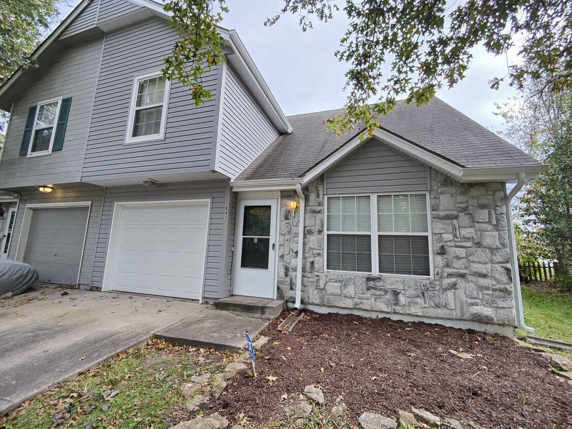 1041 Dean Dr, Grain Valley, MO 64029 Townhome Rentals in Grain Valley