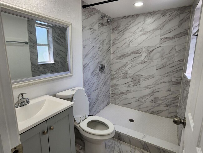 Foto del edificio - Fully updated 3-bedroom, 2-bath home