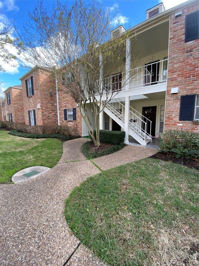 Building Photo - 12970 Trail Hollow Dr