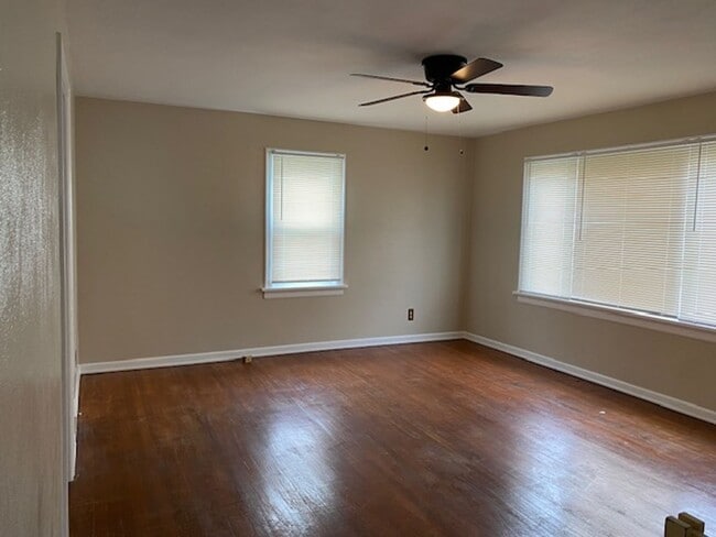 Building Photo - Three Bedroom Home w/Large Kitchen, Oversi...