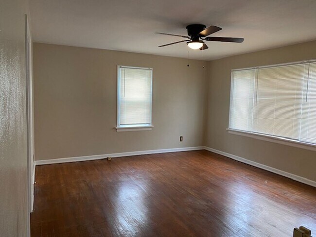 Foto del edificio - Three Bedroom Home w/Large Kitchen, Oversi...