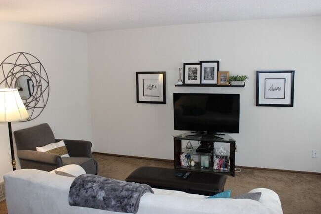 Foto del edificio - Marcy Holmes Side By Side Duplex, Laundry,...