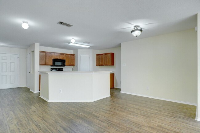 Foto del edificio - Spacious Duplex Townhome in Quiet Cul-de-Sac | Fresh Paint | 15-Month Lease