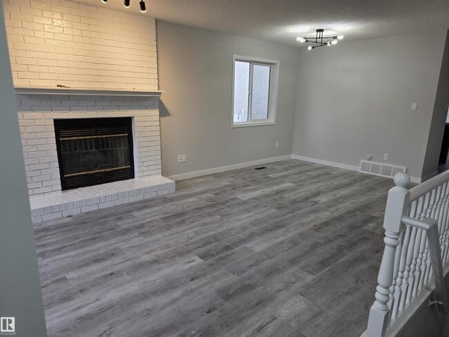 Photo du bâtiment - 840-113A 113a St NW