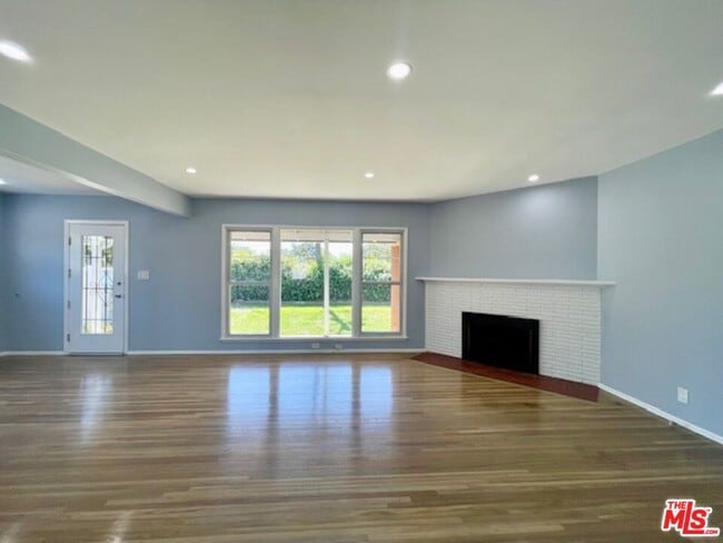 Building Photo - 7330 W 89th St