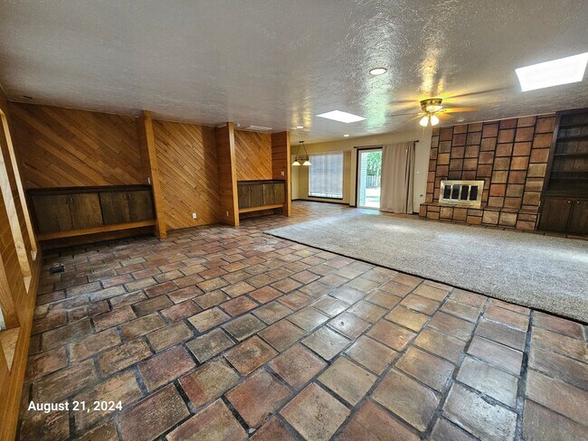 Building Photo - (3) Bed, (2) Bath with 1900 SQFT Avail NOW!