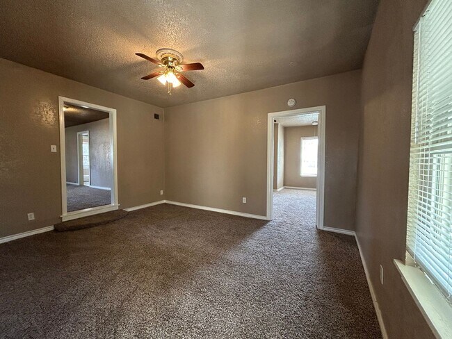 Building Photo - Beautiful Home Located Near Medical Distri...