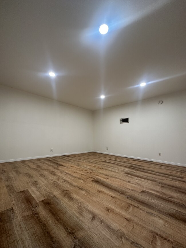 Building Photo - 5884 Estelle St
