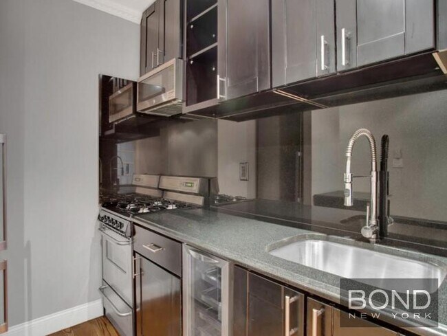 Foto del edificio - 438 W 52nd St