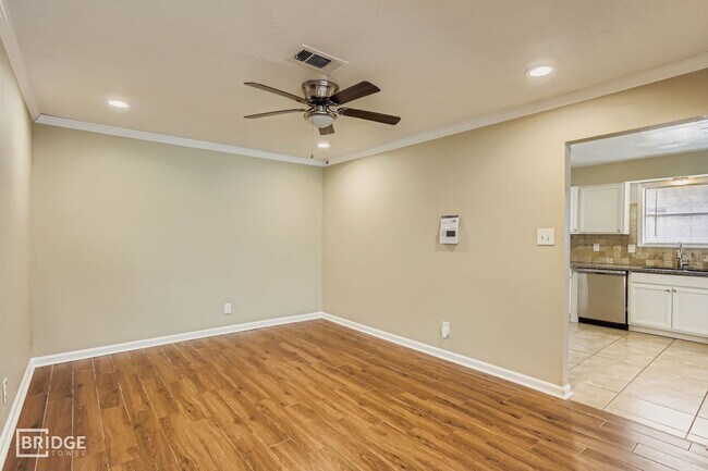 Foto del edificio - 15710 Sandy Hill Dr