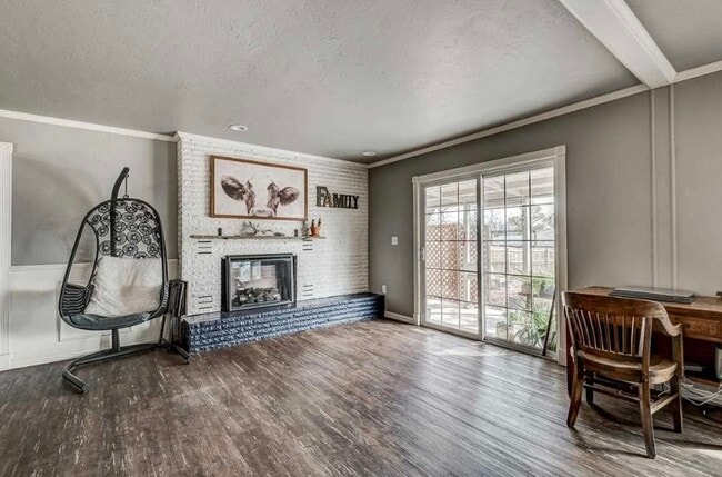 Building Photo - 1001 N Skyline St