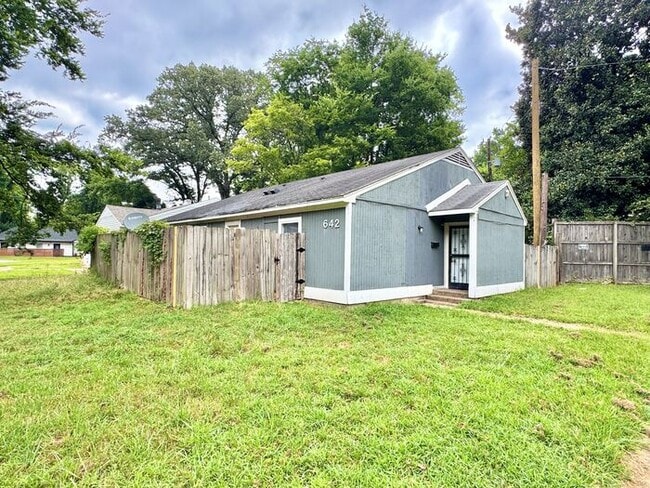 Building Photo - 642 Safari Dr