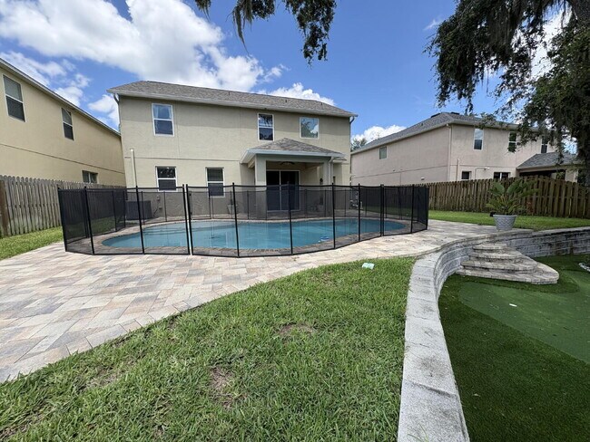 Foto del edificio - Spacious 5-Bedroom Pool Home with Putting ...