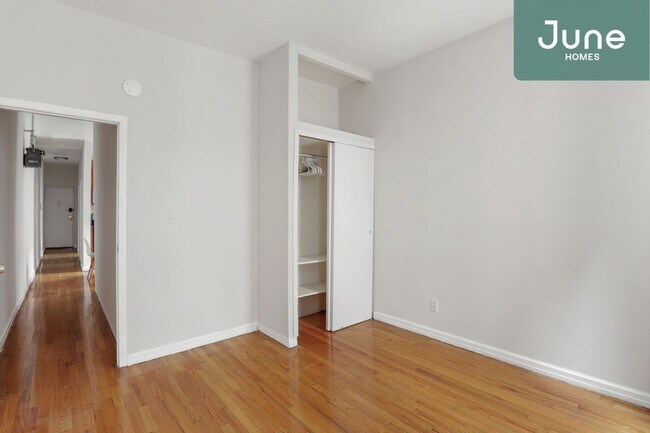 Building Photo - ROOM ONLY in 3-bed/1.0-bath Home