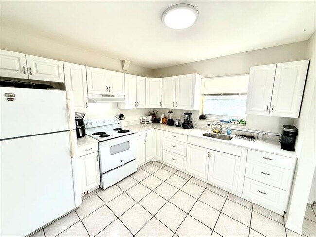 Foto del edificio - 3880 Woodside Dr