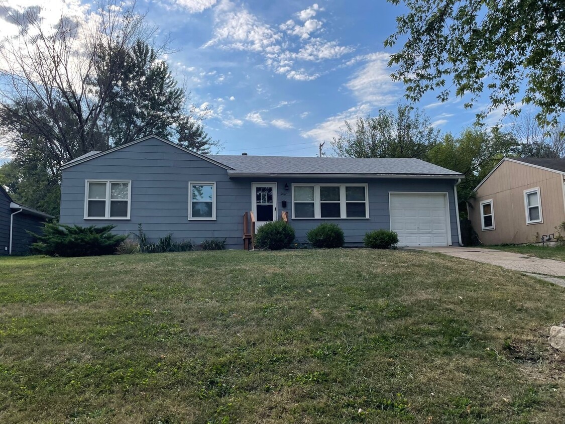 Primary Photo - Charming 3-Bedroom Home with Spacious Fenc...