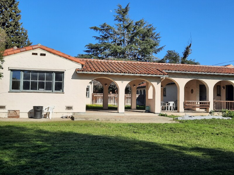 Primary Photo - 889 Toyon Ave