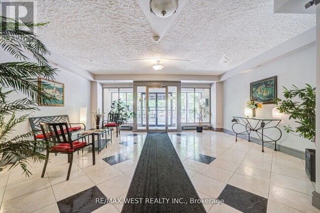 Building Photo - 101 Queen St S