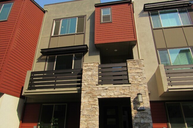 Foto del edificio - Stunning 4 Bed Plus Office, 3.5 Bathroom Townhome Walking Distance to Bart