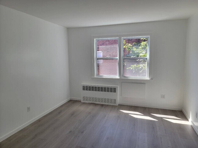 Foto del edificio - 9854 Horace Harding Expy