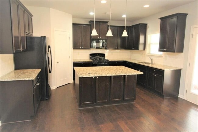 Building Photo - 681 Mimosa Way