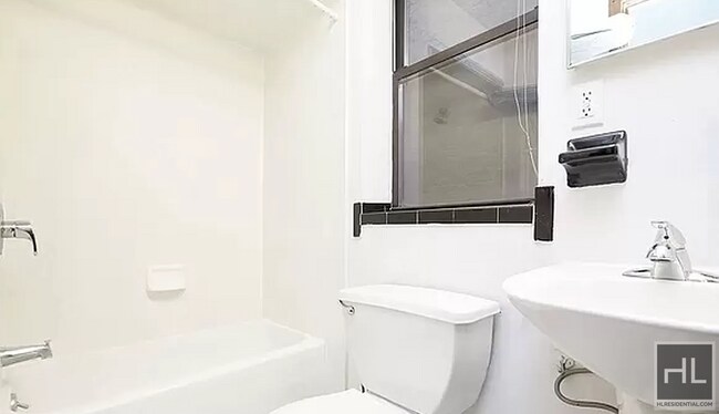 Foto del edificio - Large 2 bedroom Apartment on EAST 12 STREET