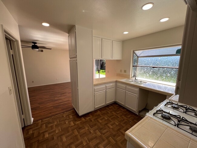 Foto del edificio - Mission Oaks Single Story!