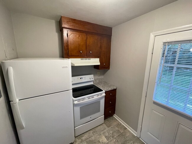 Building Photo - Sunset Ct - 202 / 204