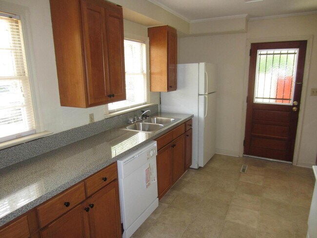 Building Photo - 3 Bedroom 1.5 Bathroom in the Heart of Val...