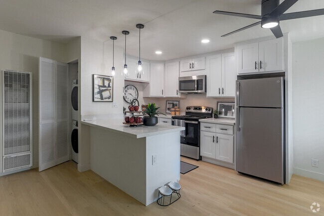 1BR,1BA - 600SF - Kitchen - Hacienda Hamilton