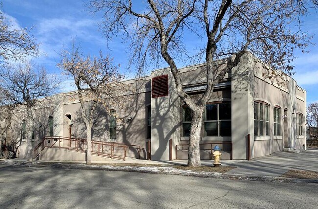 Foto del edificio - 636 Logan St