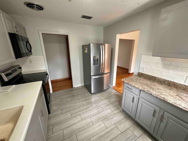 Foto del edificio - 3 Bedrooms 2 Bathroom Great Block Home