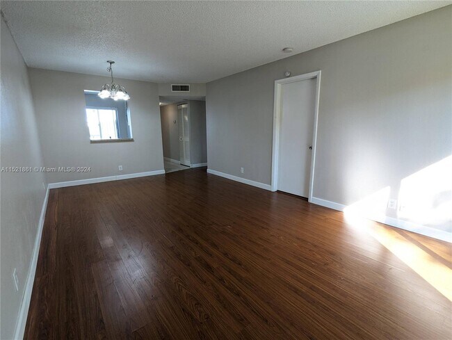 Foto del edificio - 8540 N Sherman Cir
