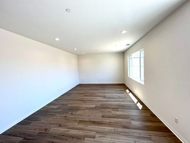 Foto del edificio - Newer 2022-Built, 4BR Home with Solar, Loft, Downstairs Bedroom, and Backyard
