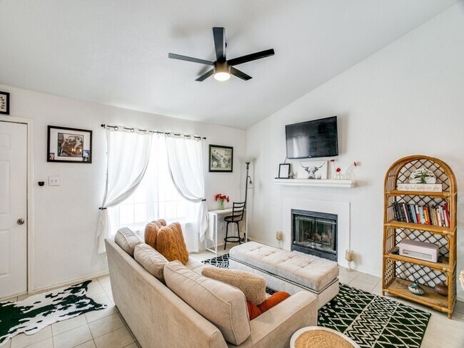 Foto del edificio - 4612 Waterway Dr N