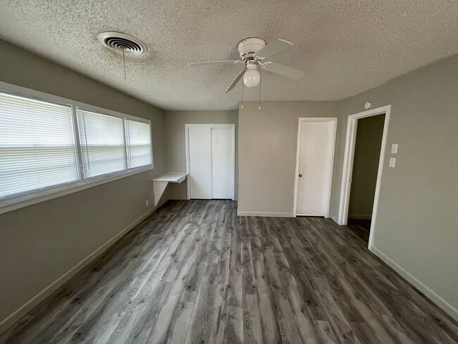 Building Photo - 3 bedroom, 2 bath