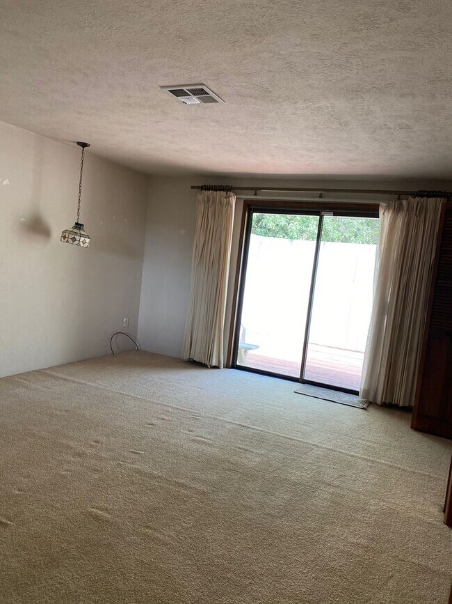 Foto del edificio - 2 Bedroom plus bonus room 2 bathroom house...