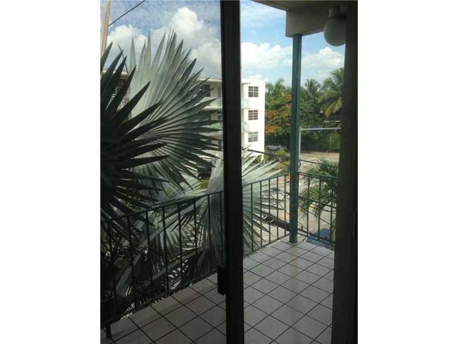 Building Photo - 641 Espanola Way