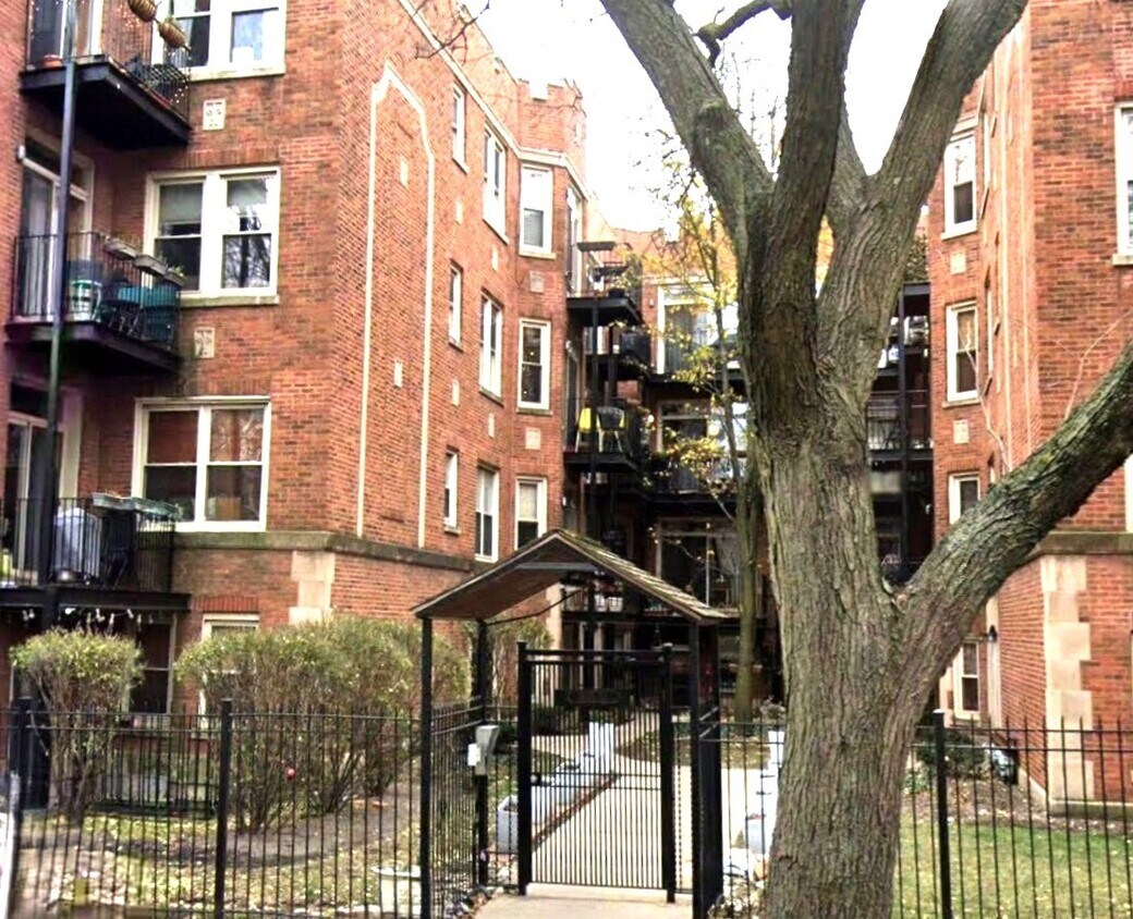 Primary Photo - 1649 W Pratt Blvd